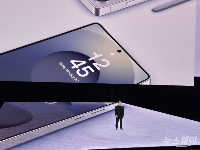 지난해 1월 노태문 삼성전자 MX사업부 사장이 갤럭시 언팩 행사에서 갤럭시 S25 시리즈를 공개하고 있다. 사진=뉴스웨이