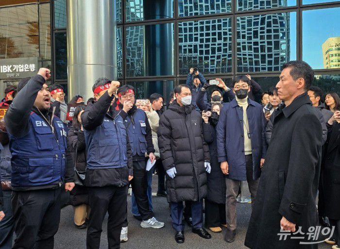 장민영 신임 IBK기업은행장이 23일 오전 서울 중구 을지로 IBK기업은행 본점으로 첫 출근을 하던중 노동조합의 저지 투쟁에 3분 만에 발걸음을 돌렸다. 사진=김다정 기자 ddang@newsway.co.kr