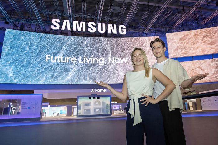 오는 5일부터 9일(현지시간) 'IFA 2025'가 열리는 독일 베를린 '메세 베를린(Messe Berlin)'의 '시티큐브 베를린(City Cube Berlin)'에 위치한 삼성전자 전시관 입구에서 삼성전자 모델이 전시 주제인 'AI 홈, 미래 일상을 현실로 (AI Home - Future Living, Now)'를 소개하고 있다. 사진=삼성전자 제공