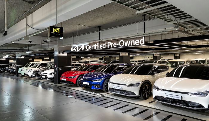 기아 인증 중고차 용인센터에 EV6(사진 오른쪽부터), 니로 EV, 레이 EV 인증 중고차가 전시돼 있다. 사진=기아 제공