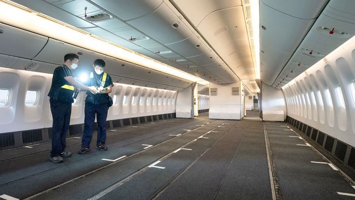 대한항공 보잉777-300ER 내부에 화물을 적재하는 모습