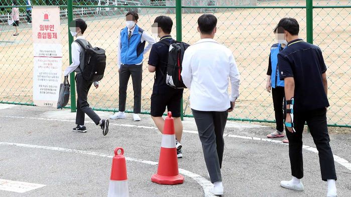 수도권 지역 유·초·중·고 학생들의 등교가 재개된 21일 오전 인천시 남동구 한 중학교에서 학생들이 등교하고 있다. (사진=연합뉴스)
