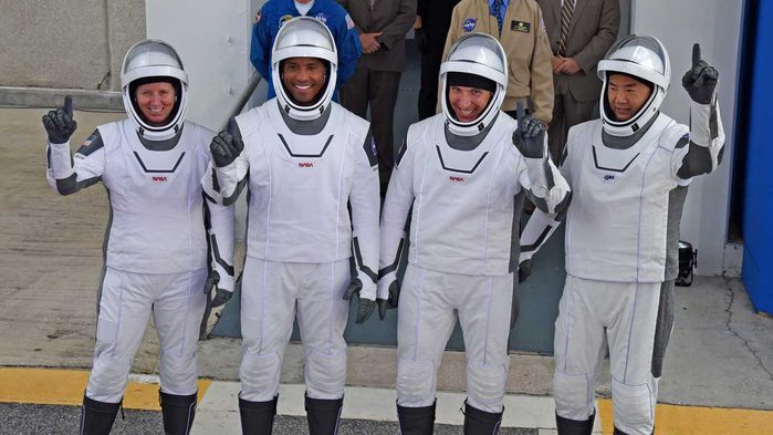 리질리언스 호 탑승하는 우주비행사 4명