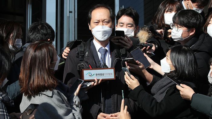 취재진 질문에 답하는 이완규 변호사