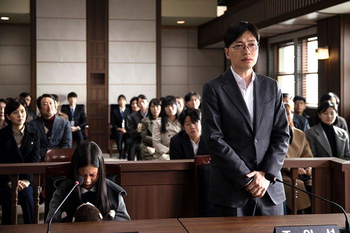 칠곡 아동 학대 사망사건을 다룬 영화 '어린 의뢰인'에서 변호사 정엽이 동생 살인범으로 몰린 11살 언니를 변호하고 있는 모습 (사진=롯데엔터테인먼트 제공)