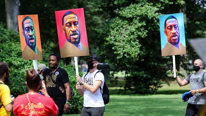 조지 플로이드 사진 들고 행진하는 사람들