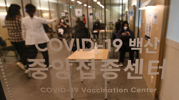 의료기관 종사자들을 대상으로 화이자 백신 2차 접종이 시작됐다.