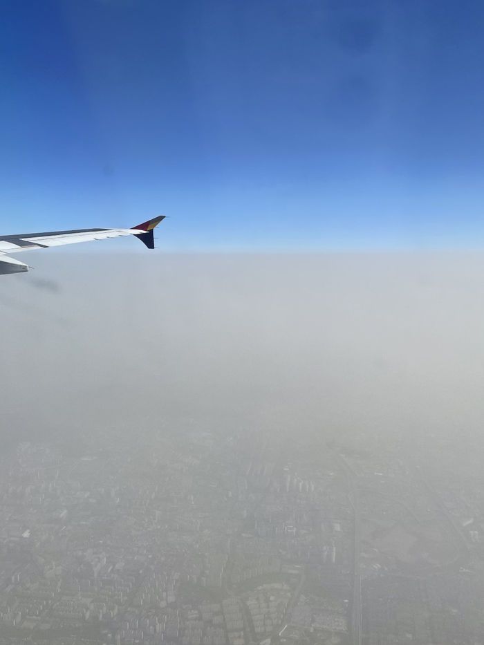 8일 비행기에서 내려다본 서울 모습. 미세먼지로 뿌연 서울 시내 위로 파란 하늘이 보인다.