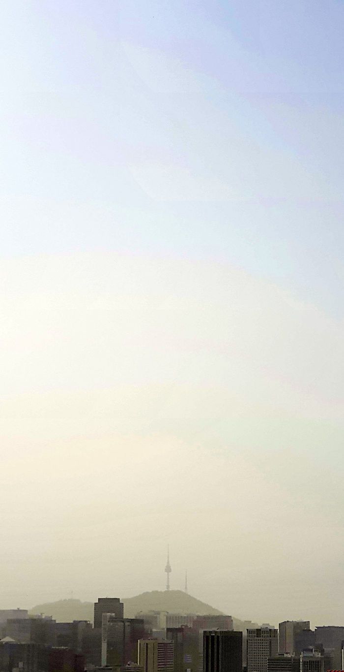 황사의 영향으로 서울 시내가 뿌옇다.