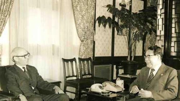 1978년 7월 26일 신임인사차 중앙청을 예방한 윌리엄 글라이스틴 주한 美 대사와 환담하는 최규하 당시 국무총리