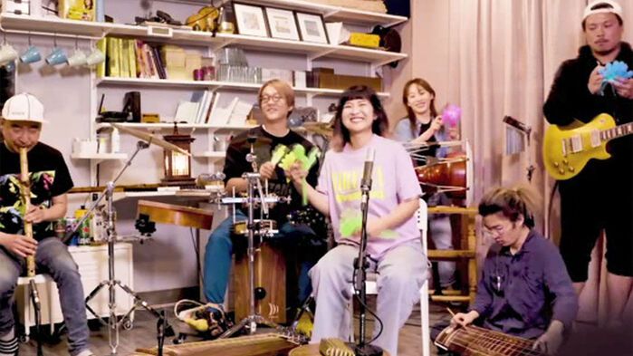 '타이니 데스크 콘서트'에 출연한 고래야