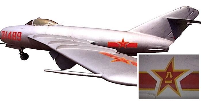 원래 중국 전투기 표식. 건군기념일을 상징하는 숫자 8과 1이 한자로 새겨져 있다.