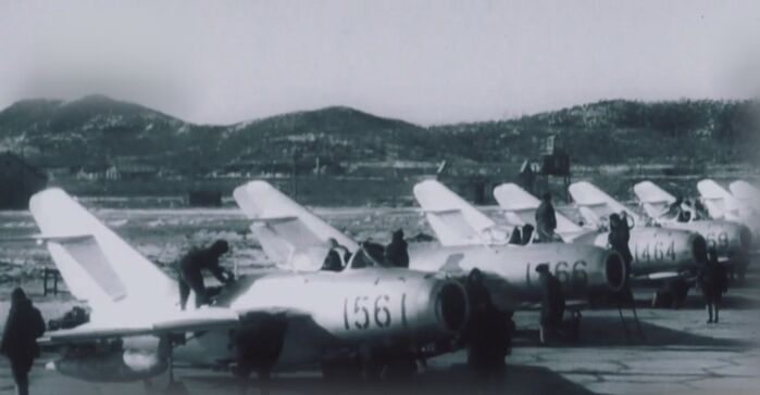 한국전쟁 당시 중국 단둥 비행장에서 출격 대기 중인 중국 전투기들 (출처=중국 CCTV)