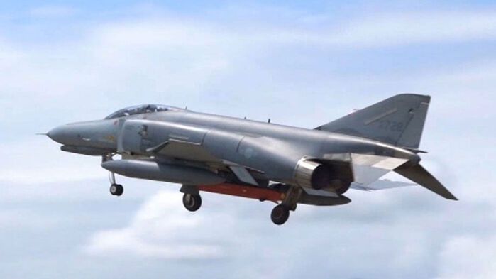 탐색 개발중인 장거리 공대지 미사일을 장착한 F-4 전투기가 미사일 분리 시험을 위해 이륙하고 있다.