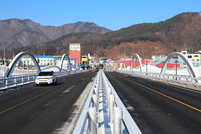 국도 44호선에 연결된 강원 인제군 북면 원통교가 4차로로 확장돼 오는 25일 개통한다. 사진은 인제군 원통교.