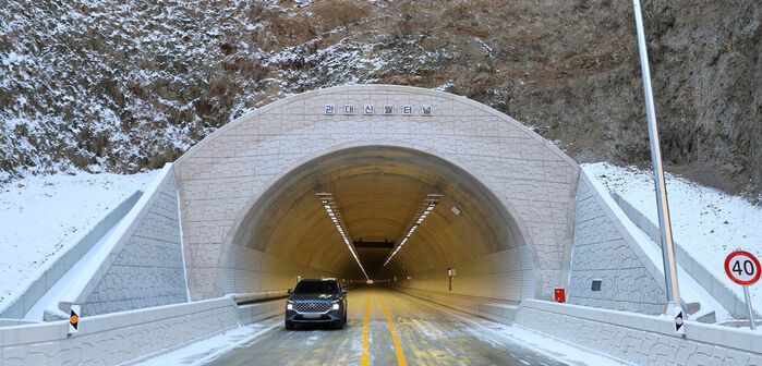 '육지 속의 섬'으로 불리는 강원 인제군 남면 신월리 마을에 49년 만에 터널이 뚫렸다.  24일 인제군에 따르면 인제군 남면 신월리∼관대리를 잇는 도로와 터널이 이날 조기 개통했다. 사진은 관대신월터널.