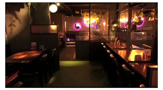 서울 강남의 한 음식점, 밤 9시 이후 영업 제한 지침으로 가게가 비어 있다.