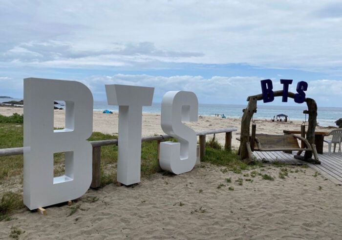 BTS 알파벳으로 만든 조형물과 의자