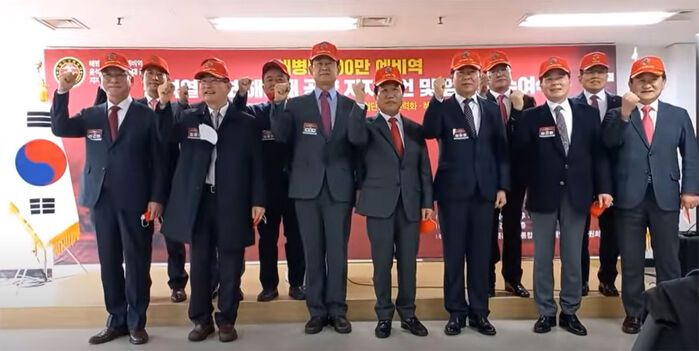 해병대 100만 예비역의 윤석열 후보 지지 대회 중 김용현, 최병혁, 심승섭, 전진구 등 캠프 인사들이 화이팅을 외치고 있다.