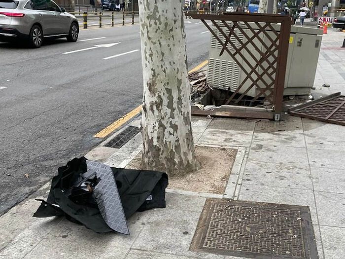 배우 김새론이 차량 사고를 낸 것으로 추정되는 현장 사진. (사진=온라인 커뮤니티 캡쳐)