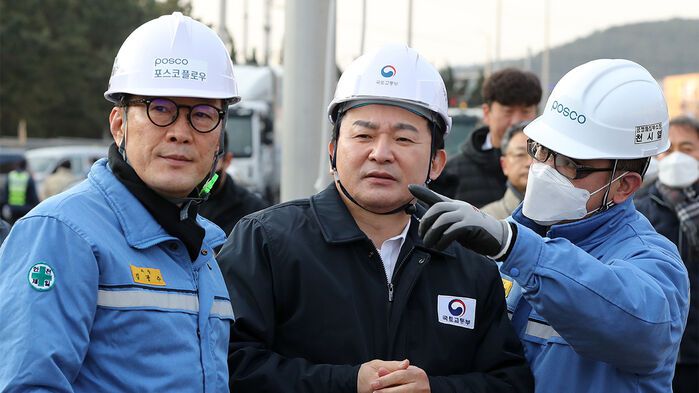 7일 포항제철소를 찾아 현장 상황을 살피는 원희룡 국토부 장관