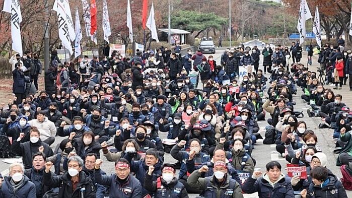 민주노총 공공운수노조 화물연대본부가 10일 여의도에서 '화물안전운임제 사수 결의대회'를 하고 있다.