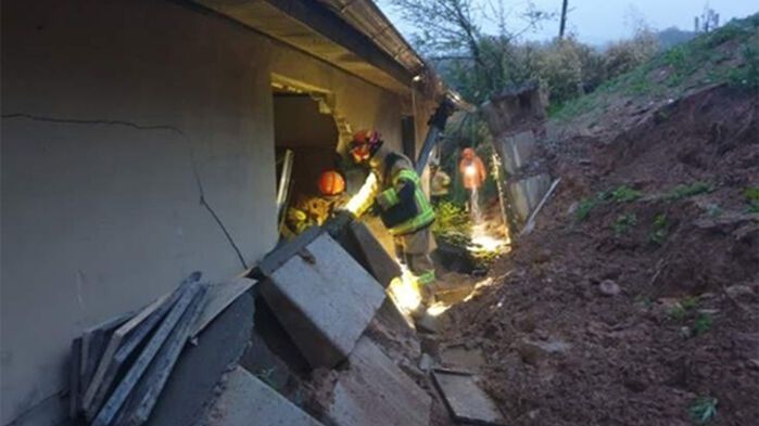 집중호우에 주택으로 무너진 축대