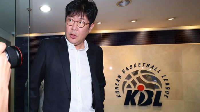 임시총회 도중 나가는 정경호 데이원 단장