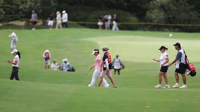 경기 중단 소식에 코스를 벗어나는 선수들