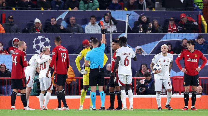 퇴장 당하는 카세미루