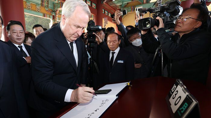 5·18 묘지 방명록 쓰는 인요한 위원장