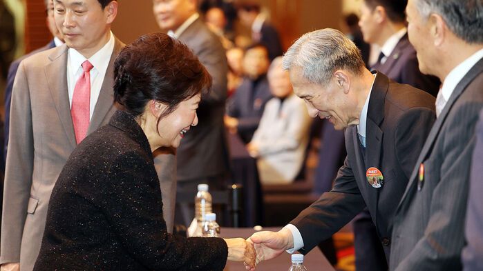 김관진 전 장관과 악수하는 박근혜 전 대통령