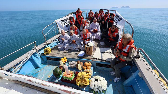 세월호 참사 10주기를 사흘 앞둔 13일 오후 전남 진도군 맹골수도의 침몰해역에서 단원고등학교 희생자 학생의 유가족과 대한불교조계종 사회노동위원회 스님들이 선상 추모제를 엄수하고 있다.
