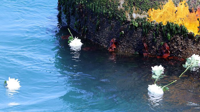 세월호 참사 10주기를 사흘 앞둔 13일 오후 전남 진도군 맹골수도의 침몰 해점을 표시하는 부표 주변에 유가족과 스님들이 띄운 국화가 떠 있다.