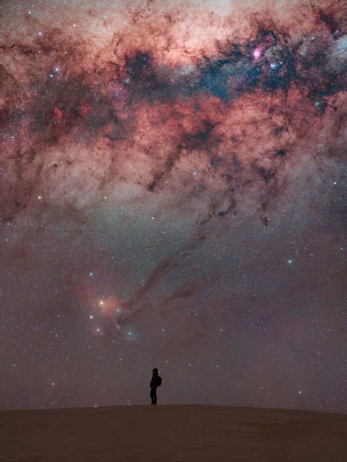 추도현 씨의 '별들의 세상을 거닐다'. 서호주 남붕국립공원 주변 모래사막에서 촬영한 작품으로, 은하수가 빛나고 별들이 가득한 하늘을 거니는 사람을 담았다.