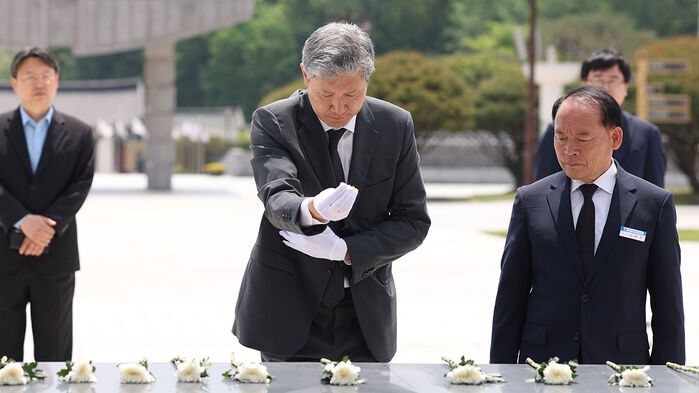 국립 5·18 민주묘지에서 참배단에 분향하는 노태우 전 대통령의 아들 노재헌 씨