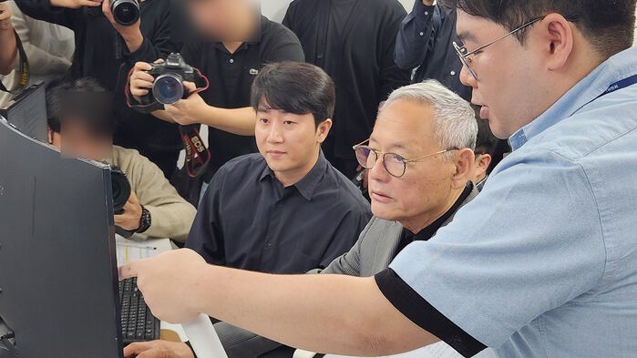 프로게이머 출신 방송인 홍진호 씨(왼쪽)와 확률형 아이템 모니터링 체험하는 유인촌 문화체육관광부 장관