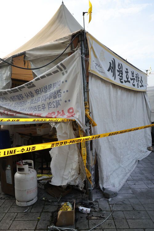 불에 탄 세월호 분향소의 모습