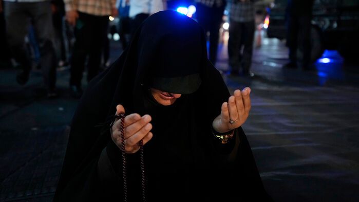 라이시 이란 대통령 헬기 추락 사고 소식에 기도하는 이란 국민들