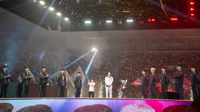 지난 4월 14일 서울 올림픽공원 KSPO돔에서 열린 2024 LCK 스프링 결승전 개막식에서 젠지(왼쪽)과 T1 선수단이 트로피를 사이에 두고 나란히 무대 위에 서 있다.