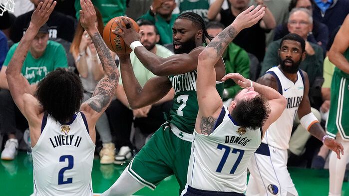 보스턴의 제일런 브라운(7번)