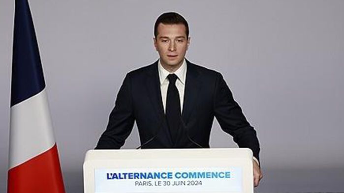 30일(현지시간) 총선 1차 출구조사 결과 발표 이후 기자회견하는 조르당 바르델라 RN 대표