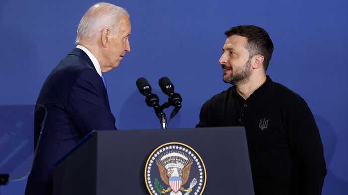 젤렌스키 우크라이나 대통령과 악수하는 바이든 미국 대통령