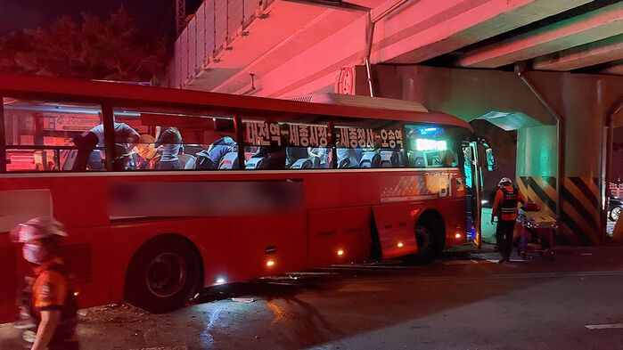 충돌사고 당한 뒤 교각 들이받은 시내버스