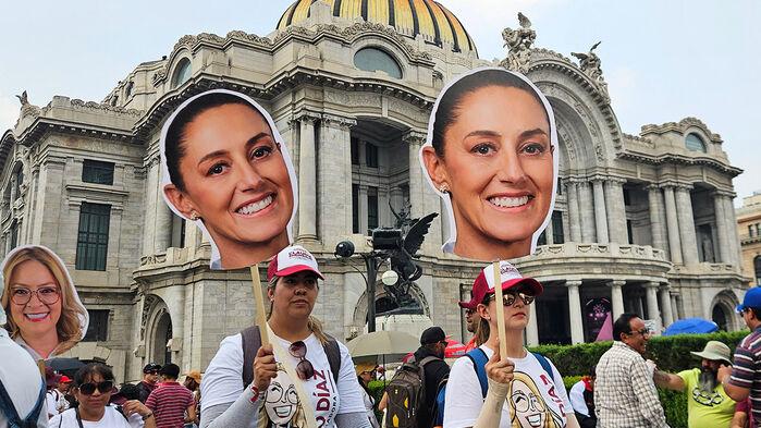 지난 5월 셰인바움 얼굴 피켓 들고 행진하는 지지자들