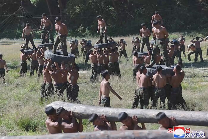 김정은 앞에서 훈련 중인 북한 특수부대원들