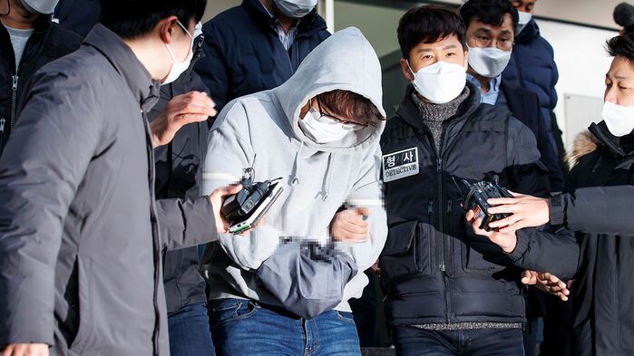 한때 교제했던 여성의 집을 찾아가 가족을 살해한 혐의를 받는 이석준이 2021년 12월 17일 오전 서울 송파경찰서에서 나와 검찰로 송치되고 있다.