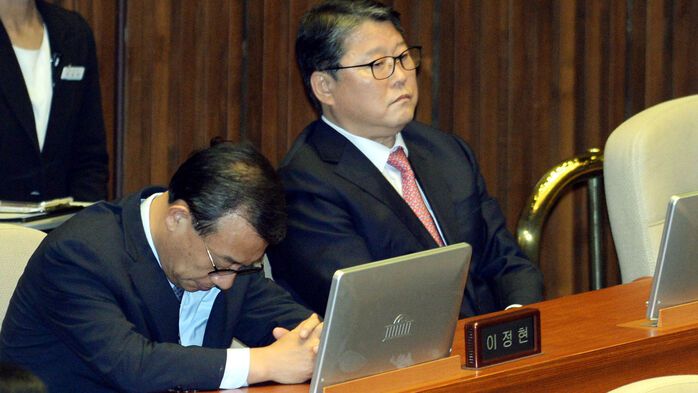 2016년 박근혜 대통령 탄핵소추안 가결 당시 고개 숙인 새누리당 이정현 대표.