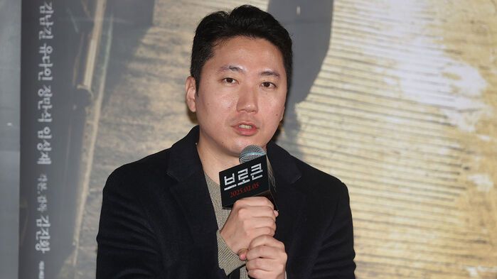 김진황 감독이 23일 서울 용산구 CGV 용산점에서 열린 영화 '브로큰' 시사회 및 기자간담회에서 인사말을 하고 있다. (사진=연합뉴스)