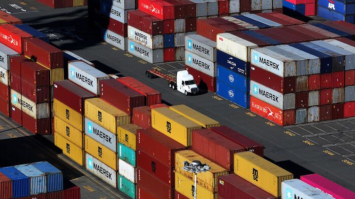 캘리포니아 오클랜드 항구 부두에 쌓여 있는 컨테이너